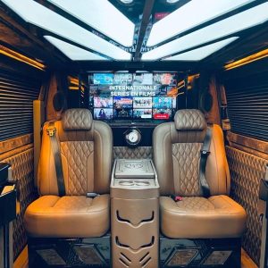 Busje-Directie-Vervoer-Beveiliging-Luxe-Chique.jpg Busje-Directie-Vervoer-Beveiliging-Luxe-Chique.jpg