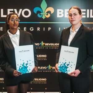 Twee-Beveiliging-Medewerkers.jpg Twee-Beveiliging-Medewerkers.jpg